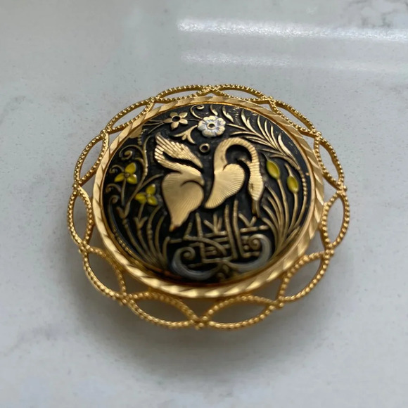 Vtg Spanish Damascene Round Engraved Golden Birds & Flora Filigree Metal Brooch - Picture 2 of 4